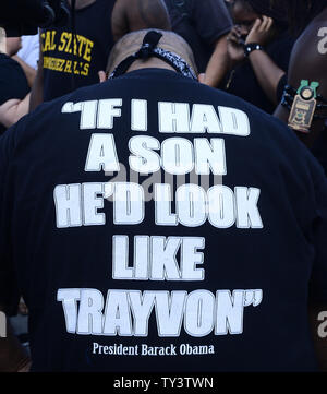 Les manifestants en colère à l'acquittement de George Zimmerman dans la mort de black teen Trayvon Martin, se rassemblent dans la région de Crenshaw pour protester contre l'acquittement, à Los Angeles le 14 juillet 2013. Un jury à Sanford, Floride, samedi en fin trouvé Zimmerman, un quartier de bénévoles sentinelle, non coupable de tournage Martin morts, un 17 ans ados non armés dans la nuit du 26 février 2012. UPI/Jim Ruymen Banque D'Images