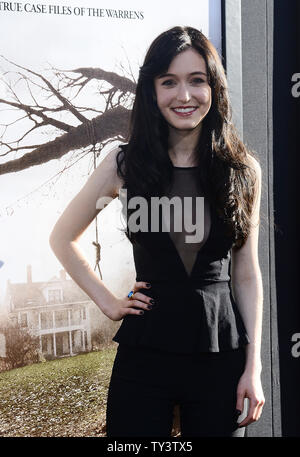 L'actrice Hayley McFarland assiste à la première de 'l'illusionnisme' au Cinerama Dome à Los Angeles le 15 juillet 2013. Basé sur une histoire vraie, le film raconte des enquêteurs paranormaux Ed et Lorraine Warren et la façon dont ils ont été appelés à aider une famille terrorisée à une ferme isolée. UPI/Jim Ruymen Banque D'Images