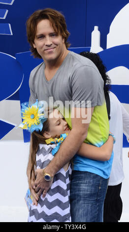 Larry Birkhead (R) et Marshall, sa fille Dannielynn modèle avec Anna Nicole Smith assister à la première de sa nouvelle motion photo comédie animée 'Les Schtroumpfs 2', au Regency Village Theatre, dans la section de Los Angeles Westwood le 28 juillet 2013. Les Schtroumpfs unissent leurs forces avec leurs amis humains pour sauver la Schtroumpfette, qui a été enlevé par Gargamel depuis qu'elle connaît un sort secret qui peut transformer le méchant sorcier - création de créatures appelées les Naughties - dans des Schtroumpfs. UPI/Jim Ruymen Banque D'Images