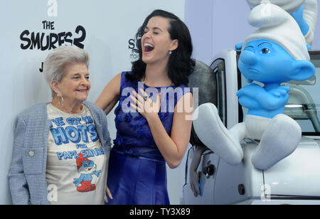 L'actrice et chanteuse Katy Perry, la voix de la Schtroumpfette dans le film comédie animée "Les Schtroumpfs 2", assiste à la première du film avec sa grand-mère Ann Hudson au Regency Village Theatre, dans la section de Los Angeles Westwood le 28 juillet 2013. Les Schtroumpfs unissent leurs forces avec leurs amis humains pour sauver la Schtroumpfette, qui a été enlevé par Gargamel depuis qu'elle connaît un sort secret qui peut transformer le méchant sorcier - création de créatures appelées les Naughties - dans des Schtroumpfs. UPI/Jim Ruymen Banque D'Images