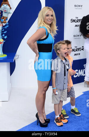 La chanteuse Britney Spears, qui réalise "Ooh La La" dans la motion picture comédie animée "Les Schtroumpfs 2", assiste à la première du film avec fils Sean Federline (L) et Jayden James Federline au Regency Village Theatre, dans la section de Los Angeles Westwood le 28 juillet 2013. Les Schtroumpfs unissent leurs forces avec leurs amis humains pour sauver la Schtroumpfette, qui a été enlevé par Gargamel depuis qu'elle connaît un sort secret qui peut transformer le méchant sorcier - création de créatures appelées les Naughties - dans des Schtroumpfs. UPI/Jim Ruymen Banque D'Images