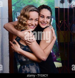 Actrices Brie Larson, (L) et Shailene Woodley, acteurs dans la motion picture comédie dramatique "le spectaculaire maintenant', assister à la première du film lors de l'historique Théâtre de la Vista Hollywood est salon de Los Angeles le 30 juillet 2013. Dans le film, un disque-fête high school senior's philosophie sur la vie change lorsqu'il rencontre le pas-si-'typique', belle fille qui lit la science-fiction et n'a pas de petit ami. Alors qu'Amy a des rêves d'un futur, Sutter vit dans l'illusion d'un spectaculaire impressionnant, mais maintenant, ils sont mis ensemble. UPI/Jim Ruymen Banque D'Images