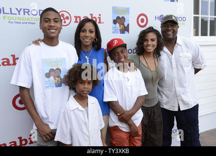 Holly Robinson Peete (3L) avec (L-R) fils R.J., Roman, Robinson, fille Ryan et mari Rodney Peete assister à la 4e conférence annuelle de la Fondation HollyRod Mon frère Charlie Carnival de bénéficier de leurs familles s'est tenue à Culver Studios à Los Angeles le 3 août 2013. UPI/Phil McCarten Banque D'Images