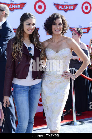 L'actrice Teri Hatcher s'occupe avec sa fille Emerson la première de the motion picture comédie animée 'Planes' au El Capitan Theatre dans la section Hollywood de Los Angeles le 5 août 2013. Dans le film, Dusty est un cropdusting avion qui rêve de participer à une célèbre course aérienne. Le problème ? Il est désespérément peur des hauteurs. Avec l'appui de son patron et mentor une foule de nouveaux amis, Dusty part pour faire ses rêves. UPI/Jim Ruymen Banque D'Images