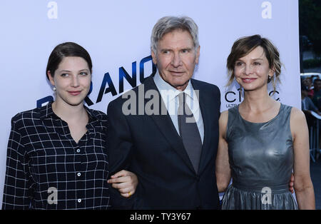 Harrison Ford Acteur assiste à la première de the motion picture thriller 'Paranoïa', avec sa fille Georgia Ford (L) et de l'épouse, l'actrice Calista Flockhart (R) à la DGA Theatre dans la section Hollywood de Los Angeles le 8 août 2013. Le film raconte l'histoire des deux plus puissants milliardaires de haute technologie dans le monde entier, rivaux amers qui ne reculera devant rien pour détruire l'un l'autre. UPI/Jim Ruymen Banque D'Images