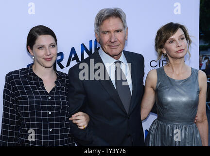 Harrison Ford Acteur assiste à la première de the motion picture thriller 'Paranoïa', avec sa fille Georgia Ford (L) et de l'épouse, l'actrice Calista Flockhart (R) à la DGA Theatre dans la section Hollywood de Los Angeles le 8 août 2013. Le film raconte l'histoire des deux plus puissants milliardaires de haute technologie dans le monde entier, rivaux amers qui ne reculera devant rien pour détruire l'un l'autre. UPI/Jim Ruymen Banque D'Images