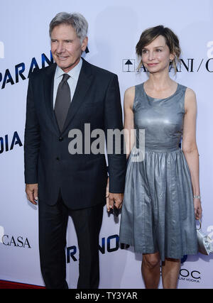 Harrison Ford l'acteur et sa femme Calista Flockhart assister à la première du film thriller 'Paranoïa' à la DGA Theatre dans la section Hollywood de Los Angeles le 8 août 2013. Le film raconte l'histoire des deux plus puissants milliardaires de haute technologie dans le monde entier, rivaux amers qui ne reculera devant rien pour détruire l'un l'autre. UPI/Jim Ruymen Banque D'Images