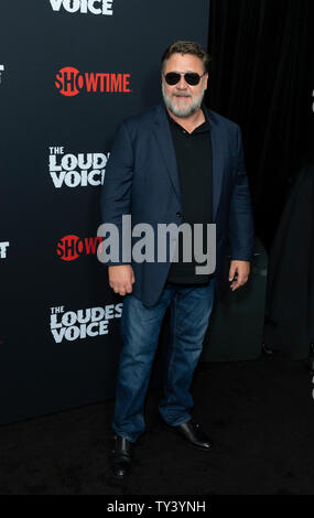 New York, NY - 24 juin 2019 : Russell Crowe s'occupe du réseau Showtime première de la voix la plus forte à Paris Theatre Banque D'Images