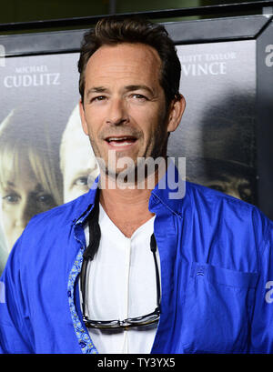 Acteur Luke Perry assiste à la première de the motion picture thriller 'Dark' à l'Arclight Cinerama Dome dans la section Hollywood de Los Angeles le 14 août 2013. Le thriller-psychologique nous emmène dans le labyrinthe froid d'un homme sombre du hobby - la loi de déplacement avec l'intention de visiter les lieux d'une tragédie ou d'un sinistre et son esprit encore plus sombre. UPI/Jim Ruymen Banque D'Images