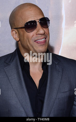 L'acteur Vin Diesel assiste à la première de the motion picture de science-fiction thriller 'Riddick' au Regency Village Theatre dans la section de Westwood à Los Angeles le 28 août 2013. Laissé pour mort sur une planète brûlée, Riddick se bat pour survivre contre les prédateurs exotiques. Riddick qui cherchent à fuir la planète active une balise de deux navires d'alerte : L'un portant une nouvelle race de mercenaire, l'autre dirigée par un homme de Riddick à son passé. UPI/Jim Ruymen Banque D'Images