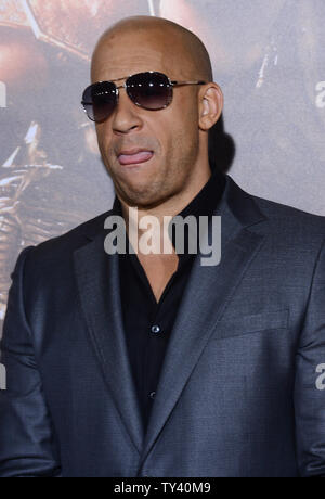 L'acteur Vin Diesel assiste à la première de the motion picture de science-fiction thriller 'Riddick' au Regency Village Theatre dans la section de Westwood à Los Angeles le 28 août 2013. Laissé pour mort sur une planète brûlée, Riddick se bat pour survivre contre les prédateurs exotiques. Riddick qui cherchent à fuir la planète active une balise de deux navires d'alerte : L'un portant une nouvelle race de mercenaire, l'autre dirigée par un homme de Riddick à son passé. UPI/Jim Ruymen Banque D'Images