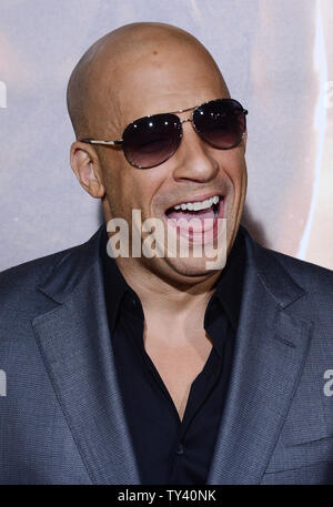 L'acteur Vin Diesel assiste à la première de the motion picture de science-fiction thriller 'Riddick' au Regency Village Theatre dans la section de Westwood à Los Angeles le 28 août 2013. Laissé pour mort sur une planète brûlée, Riddick se bat pour survivre contre les prédateurs exotiques. Riddick qui cherchent à fuir la planète active une balise de deux navires d'alerte : L'un portant une nouvelle race de mercenaire, l'autre dirigée par un homme de Riddick à son passé. UPI/Jim Ruymen Banque D'Images