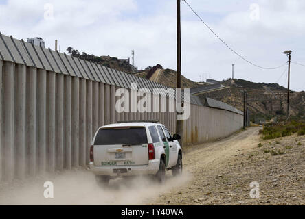 25 juin 2019, San Diego, Californie, USA : UN U.S. Customs and Border Protection des patrouilles de véhicules entre deux clôtures le long de la frontière entre les États-Unis et le Mexique, à proximité de parc d'état de terrain frontière mardi. Le chef par intérim de la U.S. Customs and Border Protection a démissionné mardi au milieu d'un tapage sur les enfants migrants étant conservés dans des conditions sordides dans l'une des stations de l'agence au Texas. Credit : Denis Poroy/ZUMA/Alamy Fil Live News Banque D'Images