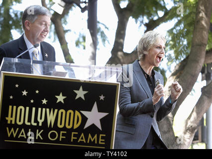 L'actrice Jane Lynch, gauche, réagit à l'animateur Le président de la Chambre de commerce de Hollywood Leron Gubler introduction de réalisateur et scénariste Christopher Guest, non représentée, pour Lynch pour recevoir l'honneur de la 2,505ème étoile sur le Hollywood Walk of Fame au cours d'une cérémonie de dévoilement à Los Angeles le 4 septembre 2013. UPI/Alex Gallardo Banque D'Images