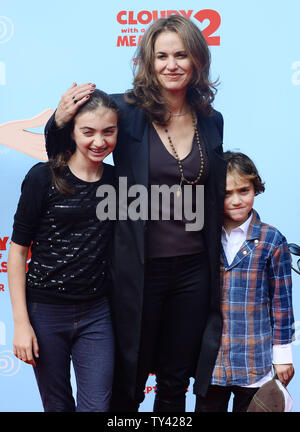 L'actrice Amy Brenneman assiste à la première de the motion picture comédie de science-fiction "Tempête de Boulettes Géantes 2' avec sa fille Charlotte et son fils Bodhi au Regency Village Theatre dans la section de Los Angeles Westwood le 21 septembre 3013. UPI/Jim Ruymen Banque D'Images