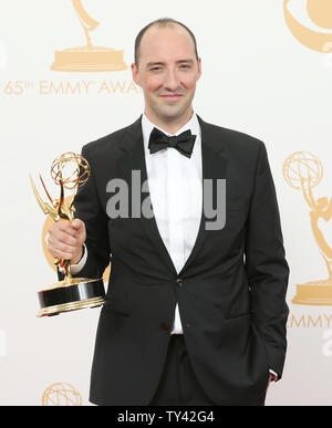 Acteur Tony Hale détient le prix qu'il a gagné pour "soutenir acteur dans une série comique - Veep' à la 65e Primetime Emmy Awards au Nokia Theatre de Los Angeles le 22 septembre 2013. UPI/Danny Moloshok Banque D'Images