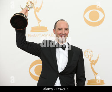 Acteur Tony Hale détient le prix qu'il a gagné pour "soutenir acteur dans une série comique - Veep' à la 65e Primetime Emmy Awards au Nokia Theatre de Los Angeles le 22 septembre 2013. UPI/Danny Moloshok Banque D'Images