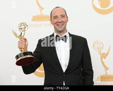 Acteur Tony Hale détient le prix qu'il a gagné pour "soutenir acteur dans une série comique - Veep' à la 65e Primetime Emmy Awards au Nokia Theatre de Los Angeles le 22 septembre 2013. UPI/Danny Moloshok Banque D'Images