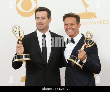 Producteur Carson Daly et le producteur exécutif Mark Burnett maintenir le prix qu'ils ont gagné pour les 'Best Reality Competition Programme - La Voix" à la 65e Primetime Emmy Awards au Nokia Theatre de Los Angeles le 22 septembre 2013. UPI/Danny Moloshok Banque D'Images