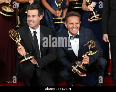 Producteur Carson Daly et le producteur exécutif Mark Burnett maintenir le prix qu'ils ont gagné pour les 'Best Reality Competition Programme - La Voix" à la 65e Primetime Emmy Awards au Nokia Theatre de Los Angeles le 22 septembre 2013. UPI/Danny Moloshok Banque D'Images