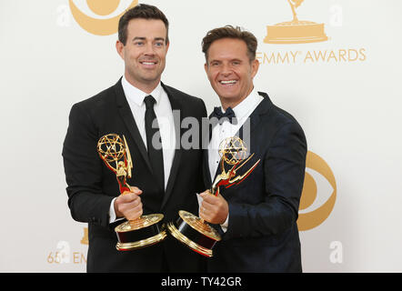 Producteur Carson Daly et le producteur exécutif Mark Burnett maintenir le prix qu'ils ont gagné pour les 'Best Reality Competition Programme - La Voix" à la 65e Primetime Emmy Awards au Nokia Theatre de Los Angeles le 22 septembre 2013. UPI/Danny Moloshok Banque D'Images