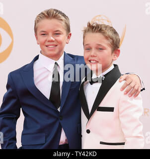 Maxwell Perry Cotton et acteurs Mason Vale Cotton (R) arrivent pour la 65e Primetime Emmy Awards au Nokia Theatre de Los Angeles le 22 septembre 2013. UPI/Danny Moloshok Banque D'Images