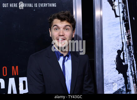 L'acteur Emile Hirsch assiste à la première de The biographical motion picture thriller "Capitaine Phillips' à l'Academy of Motion Picture Arts & Sciences à Beverly Hills, Californie le 30 septembre 2013. Le film est l'histoire vraie du capitaine Richard Phillips et le MV battant pavillon américain Maersk Alabama's 2009 détournement par les pirates somaliens. L'Alabama est le premier cargo américain d'être détournée dans deux cents ans. UPI/Jim Ruymen Banque D'Images