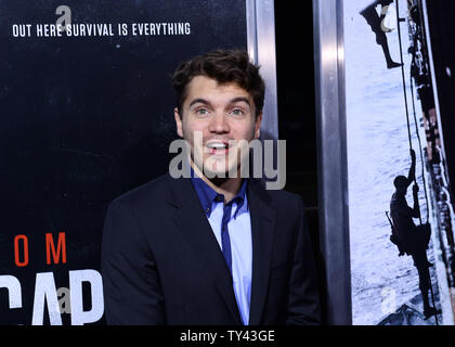 L'acteur Emile Hirsch assiste à la première de The biographical motion picture thriller "Capitaine Phillips' à l'Academy of Motion Picture Arts & Sciences à Beverly Hills, Californie le 30 septembre 2013. Le film est l'histoire vraie du capitaine Richard Phillips et le MV battant pavillon américain Maersk Alabama's 2009 détournement par les pirates somaliens. L'Alabama est le premier cargo américain d'être détournée dans deux cents ans. UPI/Jim Ruymen Banque D'Images