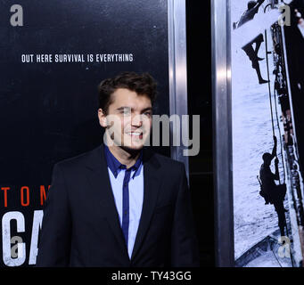 L'acteur Emile Hirsch assiste à la première de The biographical motion picture thriller "Capitaine Phillips' à l'Academy of Motion Picture Arts & Sciences à Beverly Hills, Californie le 30 septembre 2013. Le film est l'histoire vraie du capitaine Richard Phillips et le MV battant pavillon américain Maersk Alabama's 2009 détournement par les pirates somaliens. L'Alabama est le premier cargo américain d'être détournée dans deux cents ans. UPI/Jim Ruymen Banque D'Images