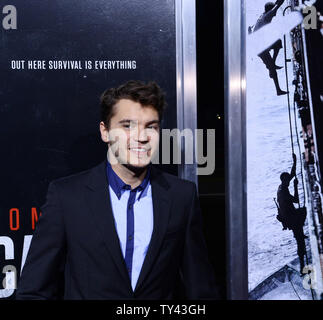 L'acteur Emile Hirsch assiste à la première de The biographical motion picture thriller "Capitaine Phillips' à l'Academy of Motion Picture Arts & Sciences à Beverly Hills, Californie le 30 septembre 2013. Le film est l'histoire vraie du capitaine Richard Phillips et le MV battant pavillon américain Maersk Alabama's 2009 détournement par les pirates somaliens. L'Alabama est le premier cargo américain d'être détournée dans deux cents ans. UPI/Jim Ruymen Banque D'Images