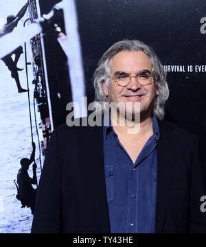 Paul Greengrass directeur assiste à la première de son nouveau film biographique thriller "Capitaine Phillips' à l'Academy of Motion Picture Arts & Sciences à Beverly Hills, Californie le 30 septembre 2013. Le film est l'histoire vraie du capitaine Richard Phillips et le MV battant pavillon américain Maersk Alabama's 2009 détournement par les pirates somaliens. L'Alabama est le premier cargo américain d'être détournée dans deux cents ans. UPI/Jim Ruymen Banque D'Images