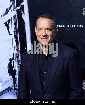 Tom Hanks acteur assiste à la première de The biographical motion picture thriller "Capitaine Phillips' à l'Academy of Motion Picture Arts & Sciences à Beverly Hills, Californie le 30 septembre 2013. Le film est l'histoire vraie du capitaine Richard Phillips et le MV battant pavillon américain Maersk Alabama's 2009 détournement par les pirates somaliens. L'Alabama est le premier cargo américain d'être détournée dans deux cents ans. UPI/Jim Ruymen Banque D'Images