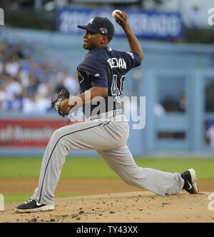 Le lanceur partant des Atlanta Braves Julio Teheran (49) lance pour les Dodgers de Los Angeles au cours de la 1re manche du Match 3 de la série de Division de la Ligue nationale au Dodger Stadium à Los Angeles le 6 octobre 2013. Les Dodgers gagné 13-6 pour mener le plus de cinq NLDS 2-1. UPI/Lori Shepler Banque D'Images