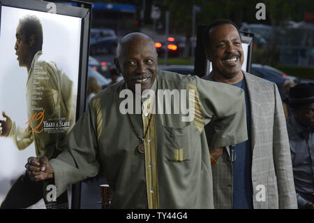 Acteurs Lou Gossett Jr (L) et Robert Gossett assister à une projection du film "12 Years a Slave", tenue à la Directors Guild of America à West Hollywood, Californie le 14 octobre 2013. Le film est basé sur une histoire vraie de la lutte d'un homme dans la Guerre Civile des États-Unis. UPI/Phil McCarten Banque D'Images