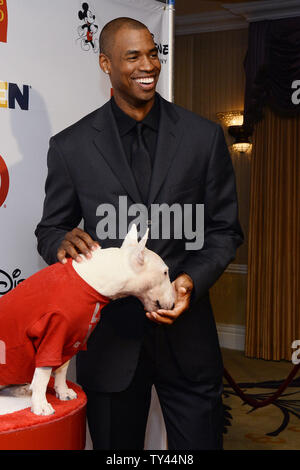 Joueur NBA ouvertement gay Jason Collins arrive pour le 9e Prix annuel GLSEN Respect au Beverly Hills Hotel à Los Angeles, Californie le 18 octobre 2013. Les prix l'honneur des chefs de file dans la lutte contre l'intimidation dans les écoles. UPI/Jim Ruymen Banque D'Images