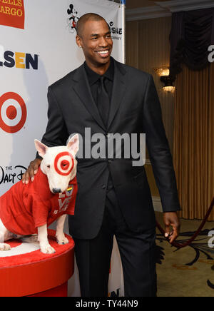 Joueur NBA ouvertement gay Jason Collins arrive pour le 9e Prix annuel GLSEN Respect au Beverly Hills Hotel à Los Angeles, Californie le 18 octobre 2013. Les prix l'honneur des chefs de file dans la lutte contre l'intimidation dans les écoles. UPI/Jim Ruymen Banque D'Images