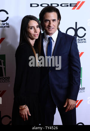 L'acteur Dermot Mulroney et sa femme Tharita Catulle arrivent sur le tapis rouge pour la 17e édition du gala des Prix du Cinéma Hollywood présenté par le Los Angeles Times au Beverly Hilton Hotel à Beverly Hills, Californie le 21 octobre 2013. L'événement rend hommage à l'excellence dans l'art de la réalisation ainsi que le talent créatif au sein de la communauté mondiale. UPI/Jim Ruymen Banque D'Images