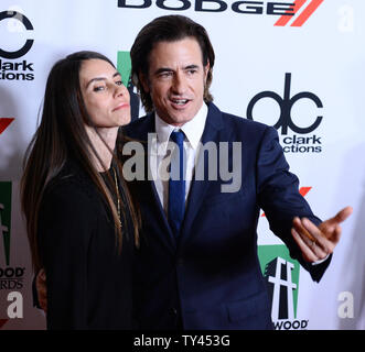 L'acteur Dermot Mulroney et sa femme Tharita Catulle arrivent sur le tapis rouge pour la 17e édition du gala des Prix du Cinéma Hollywood présenté par le Los Angeles Times au Beverly Hilton Hotel à Beverly Hills, Californie le 21 octobre 2013. L'événement rend hommage à l'excellence dans l'art de la réalisation ainsi que le talent créatif au sein de la communauté mondiale. UPI/Jim Ruymen Banque D'Images