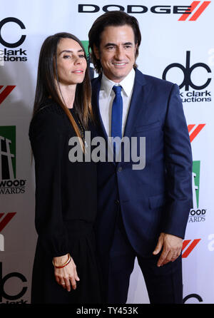 L'acteur Dermot Mulroney et sa femme Tharita Catulle arrivent sur le tapis rouge pour la 17e édition du gala des Prix du Cinéma Hollywood présenté par le Los Angeles Times au Beverly Hilton Hotel à Beverly Hills, Californie le 21 octobre 2013. L'événement rend hommage à l'excellence dans l'art de la réalisation ainsi que le talent créatif au sein de la communauté mondiale. UPI/Jim Ruymen Banque D'Images