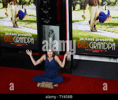 Georgina Cates acteur assiste à la première de sa nouvelle comédie cinéma 'Jackass Presents : Bad Grandpa' à TLC (anciennement Théâtre Chinois Grauman's) à Los Angeles le 21 octobre 2013. Dans le film, de 86 ans, Irving Zisman est sur un voyage à travers l'Amérique avec le compagnon le plus peu probable : son petit-fils de 8 ans, Billy. UPI/Jim Ruymen Banque D'Images