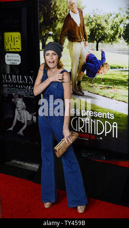 Georgina Cates acteur assiste à la première de sa nouvelle comédie cinéma 'Jackass Presents : Bad Grandpa' à TLC (anciennement Théâtre Chinois Grauman's) à Los Angeles le 21 octobre 2013. Dans le film, de 86 ans, Irving Zisman est sur un voyage à travers l'Amérique avec le compagnon le plus peu probable : son petit-fils de 8 ans, Billy. UPI/Jim Ruymen Banque D'Images