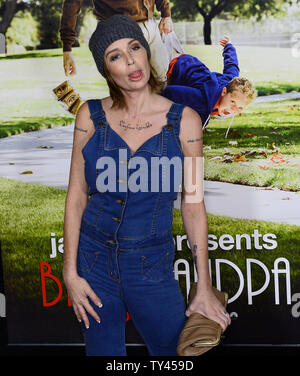 Georgina Cates acteur assiste à la première de sa nouvelle comédie cinéma 'Jackass Presents : Bad Grandpa' à TLC (anciennement Théâtre Chinois Grauman's) à Los Angeles le 21 octobre 2013. Dans le film, de 86 ans, Irving Zisman est sur un voyage à travers l'Amérique avec le compagnon le plus peu probable : son petit-fils de 8 ans, Billy. UPI/Jim Ruymen Banque D'Images