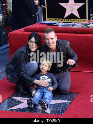 Jane's Addiction le batteur Stephen Perkins pose avec sa femme Cindy et leur fils Eden lors d'une cérémonie en l'honneur du groupe avec le 2,509ème étoile sur le Hollywood Walk of Fame à Los Angeles le 30 octobre 2013. UPI/Jim Ruymen Banque D'Images