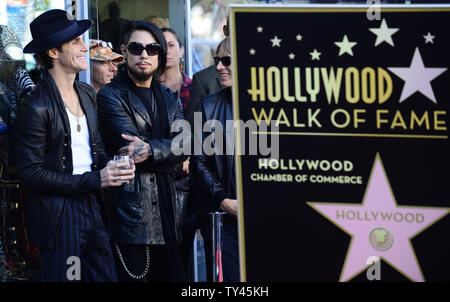 Perry Farrell (L) et Dave Navarro du groupe de rock Jane's Addiction attendent d'être introduit au cours d'une cérémonie de dévoilement d'honorer le groupe avec le 2,509ème étoile sur le Hollywood Walk of Fame à Los Angeles le 30 octobre 2013. UPI/Jim Ruymen Banque D'Images