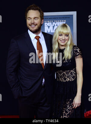 Chris Pratt acteur et son épouse, l'actrice Anna Faris assister à la première de the motion picture comedy 'DELIVERY Man' au El Capitan Theatre dans la section Hollywood de Los Angeles le 3 novembre 2013. Dans le film, un homme affable faibles résultats dont (Vince Vaughn) découvre qu'il a eu 533 enfants grâce à des dons anonymes à une clinique de fertilité il y a 20 ans. Maintenant il doit décider si oui ou non de se manifester lorsqu'142 d'entre eux d'intenter un procès pour révéler son identité. UPI/Jim Ruymen Banque D'Images