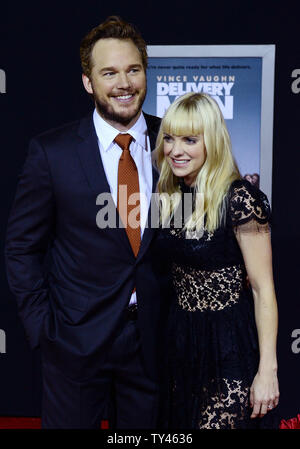 Chris Pratt acteur et son épouse, l'actrice Anna Faris assister à la première de the motion picture comedy 'DELIVERY Man' au El Capitan Theatre dans la section Hollywood de Los Angeles le 3 novembre 2013. Dans le film, un homme affable faibles résultats dont (Vince Vaughn) découvre qu'il a eu 533 enfants grâce à des dons anonymes à une clinique de fertilité il y a 20 ans. Maintenant il doit décider si oui ou non de se manifester lorsqu'142 d'entre eux d'intenter un procès pour révéler son identité. UPI/Jim Ruymen Banque D'Images