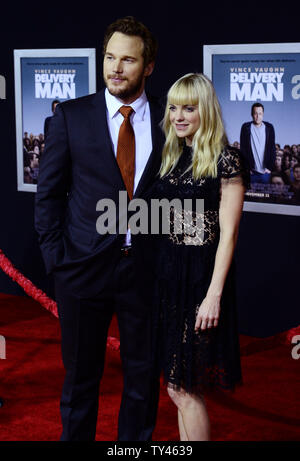 Chris Pratt acteur et son épouse, l'actrice Anna Faris assister à la première de the motion picture comedy 'DELIVERY Man' au El Capitan Theatre dans la section Hollywood de Los Angeles le 3 novembre 2013. Dans le film, un homme affable faibles résultats dont (Vince Vaughn) découvre qu'il a eu 533 enfants grâce à des dons anonymes à une clinique de fertilité il y a 20 ans. Maintenant il doit décider si oui ou non de se manifester lorsqu'142 d'entre eux d'intenter un procès pour révéler son identité. UPI/Jim Ruymen Banque D'Images