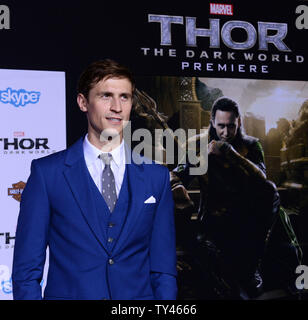 Acteur Jonathan Howard assiste à la première de sa nouvelle motion photo fantaisie 'Thor : The Dark World' à l'El Capitan Theatre dans la section Hollywood de Los Angeles le 4 novembre 2013. Scénario : Face à un ennemi que même Odin et Asgard ne peuvent supporter, Thor (Chris Hemsworth) doit s'engager sur son plus dangereux et parcours personnel, encore une qui va le réunir avec Jane Foster (Natalie Portman) et de le forcer à tout sacrifier pour nous sauver tous. UPI/Jim Ruymen Banque D'Images