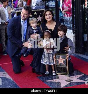 Otherspace pose avec son mari Peter Hermann et leurs enfants Andrew, Amaya et août (L-R) au cours d'une cérémonie de dévoilement de l'honorer avec le 2,511ème étoile sur le Hollywood Walk of Fame à Los Angeles le 8 novembre 2013. UPI/Jim Ruymen Banque D'Images