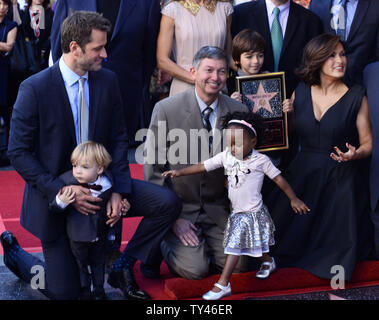 L'actrice Mariska Hargitay (R) avec son mari Peter Hermann et leurs enfants Andrew, Amaya et août (L-R) au cours d'une cérémonie de dévoilement de l'honorer avec le 2,511ème étoile sur le Hollywood Walk of Fame à Los Angeles le 8 novembre 2013. À Hollywood est le chef de la Chambre de Commerce de Leron Gubler. UPI/Jim Ruymen Banque D'Images